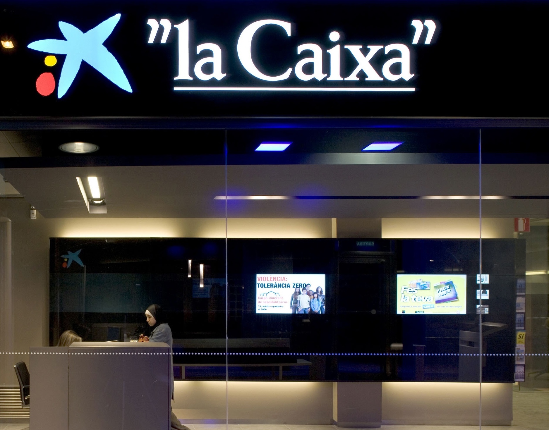 Spain’s La Caixa Bank to Roll Out Contactless Stickers